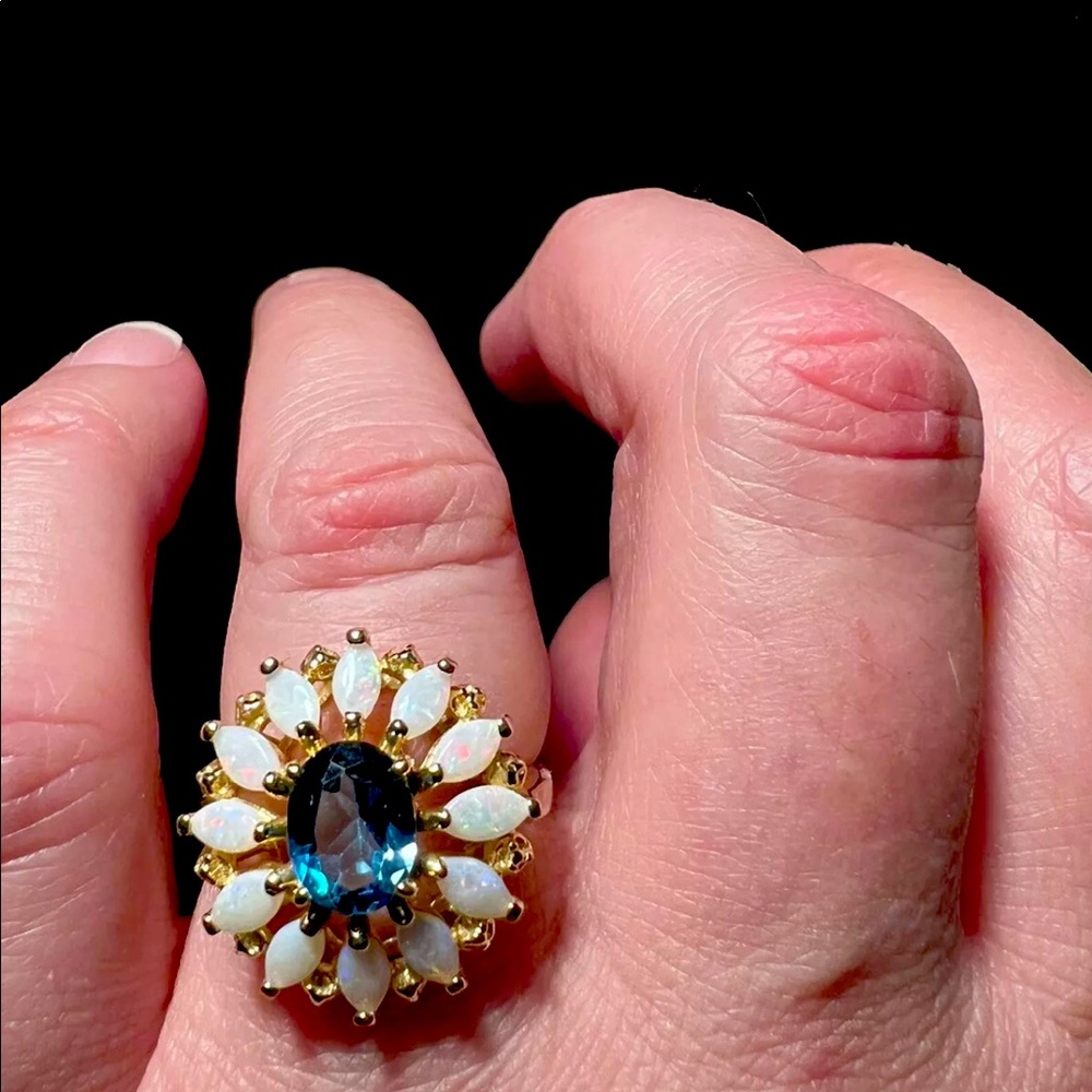 STUNNING BLUE TOPAZ RING WITH 12 OPALS IN 14KT